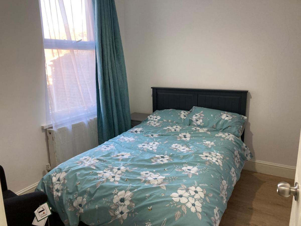 Snug 5-Bedroom Residential Home In Great Λονδίνο Εξωτερικό φωτογραφία