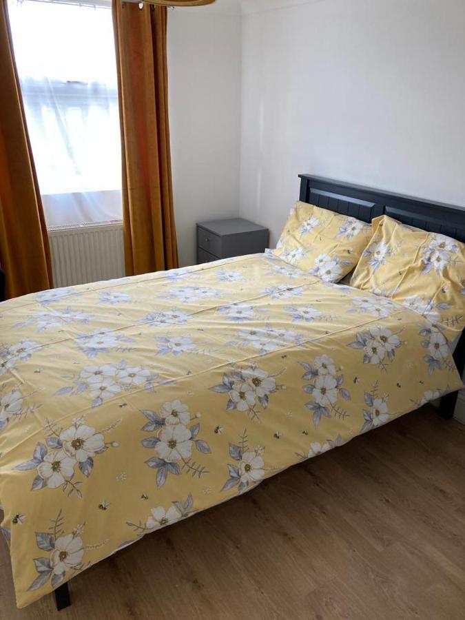 Snug 5-Bedroom Residential Home In Great Λονδίνο Εξωτερικό φωτογραφία